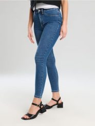 Jeansy skinny mid waist - niebieski. Niebieskie jeansy damskie Sinsay. Za 39.99 zł.