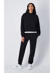 Champion Spodnie dresowe w kolorze czarnym rozmiar: XL. Czarne spodnie dresowe damskie Champion, xl, bez wzorów, z dresówki. Za 134.45 zł.