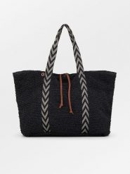 Becksöndergaard Shopper bag "Pheobe" w kolorze czarnym - 44 x 40 cm rozmiar: onesize. Czarne shopper bag Becksöndergaard, bez wzorów, z materiału, bez dodatków. Za 194.45 zł.