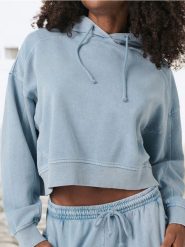 Krótka bluza z efektem sprania - błękitny. Niebieskie bluzy damskie Sinsay, l, bez wzorów, bez kaptura. Za 49.99 zł.