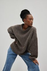 Sweter oversize z bufiastym rękawem w kolorze BROWN MELANGE - RIVERO. Brązowe swetry klasyczne damskie Marsala, na zimę, z poliamidu, bez kołnierzyka. Za 349.90 zł.