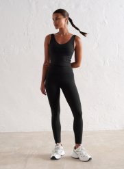 Damskie legginsy z wysokim stanem, squat proof, dla niskich Sense czarne. Czarne legginsy damskie Aim'n, xl, bez wzorów, z elastanu, z podwyższonym stanem, na fitness i siłownię. Za 296.00 zł.
