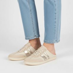 Klapki damskie barefoot Armodo, skórzana cholewka naturalna niska sportowa forma sznurowana konstrukcja z dekoracyjnymi panelami płaska elastyczna po. Brązowe klapki damskie Armodo, bez wzorów, bez obcasa, na płaskiej podeszwie, bez zapięcia. Za 349.00 zł.