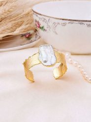 L'Atelier de Gaia Pozłacany pierścionek z masą perłową rozmiar: onesize. Białe bransoletki damskie L'Atelier de Gaia, z perłą, pozłacane. Za 42.95 zł.