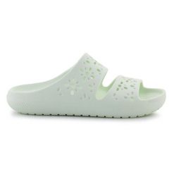 Klapki Crocs Classic Floral Cutout sandal 210966-3YH zielone. Zielone klapki damskie w ażurowe wzory, bez obcasa, bez zapięcia. Za 287.57 zł.