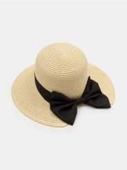 Kapelusz z dekoracyjną czarną kokardą - kremowy. Białe kapelusze damskie Sinsay, bez wzorów. Za 25.99 zł.