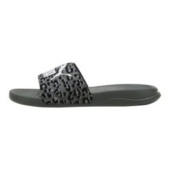 Klapki Puma Popcat 20 I Am The Drama. Szare klapki damskie Puma, bez wzorów, z materiału, bez obcasa, bez zapięcia. Za 175.55 zł.