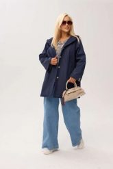Granatowy przejściowy płaszcz damski Arlene o trapezowym kroju z kapturem PLUS SIZE XXL OVERSIZE WIOSNA. Niebieskie płaszcze damskie Moda Size Plus Iwanek, na jesień, l, bez wzorów, z jeansu, z kapturem. Za 389.90 zł.