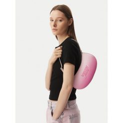 Torebka Tommy Jeans. Czerwone torebki klasyczne damskie Tommy Jeans, z jeansu, bez dodatków. Za 369.99 zł.
