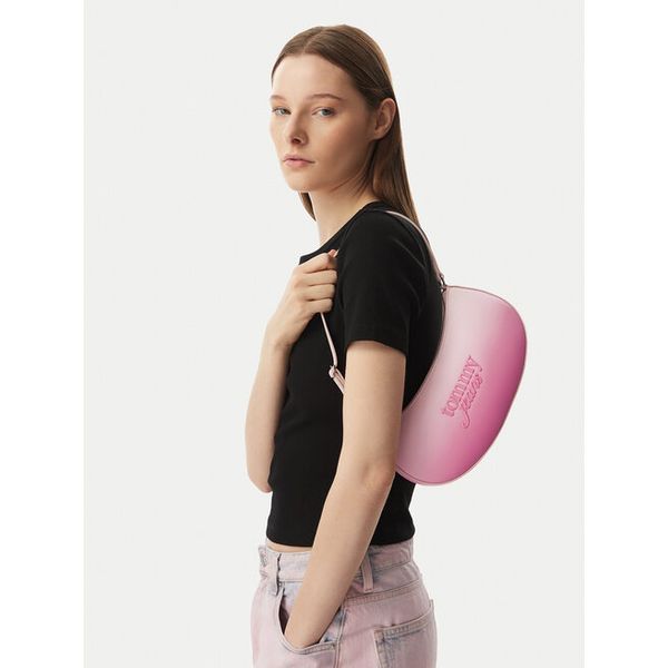Torebka Tommy Jeans. Czerwone torebki klasyczne damskie Tommy Jeans, z jeansu, bez dodatków. Za 369.99 zł.