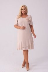 Elegancka beżowa sukienka Evelyn na wesele PLUS SIZE XXL. Brązowe sukienki damskie Moda Size Plus Iwanek, z aplikacjami, z elastanu, eleganckie, bez ramiączek. Za 289.90 zł.