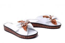 KOCH 030.127.0470 white-coconut, klapki damskie. Białe klapki damskie KOCH, bez wzorów, ze skóry, bez obcasa, bez zapięcia. Za 239.90 zł.