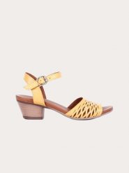 Bueno Skórzane sandały w kolorze żółtym rozmiar: 38. Żółte sandały damskie Bueno, bez wzorów, z otwartym noskiem, bez obcasa, na koturnie, bez zapięcia. Za 104.39 zł.