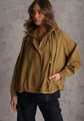 Zielona Oversizowa Kurtka Przejściowa o Kroju Bombki z Bawełny i Wiskozy Birana. Zielone kurtki damskie Renee, l, bez wzorów, z bawełny, z kapturem. Za 169.99 zł.