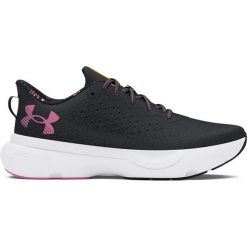 Biegowe buty damskie z nadrukiem Under Armour Surge 4. Czarne obuwie sportowe damskie Under Armour, bez zapięcia, do biegania. W wyprzedaży za 361.45 zł.