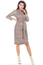 Elegancka kopertowa sukienka w kratę z kołnierzem beżowa. Brązowe sukienki damskie Awama, bez wzorów, z dzianiny, biznesowe, bez ramiączek. Za 419.00 zł.