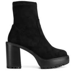 Botki Nine West. Czarne botki damskie Nine West, bez obcasa, na słupku, bez zapięcia. Za 299.99 zł.
