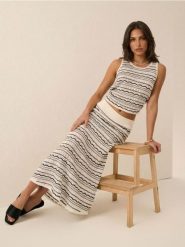 Klapki z szerokim paskiem z imitacji skóry - czarny. Czarne klapki damskie Sinsay, bez wzorów, ze skóry, bez obcasa, bez zapięcia. Za 39.99 zł.