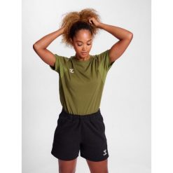 Koszulka damska Hummel Travel. Zielone koszulki damskie Hummel, bez wzorów, z dżerseju, bez kołnierzyka, bez ramiączek. W wyprzedaży za 102.85 zł.