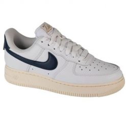 Buty do chodzenia damskie Nike Air Force 1 07 Easyon. Białe obuwie sportowe casual damskie Nike, z gumy, bez zapięcia. Za 725.00 zł.