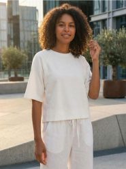 Bluza comfort soft touch z krótkim rękawem z domieszką wiskozy - kremowy. Białe bluzy damskie Sinsay, l, bez wzorów, z dzianiny, bez kaptura. Za 39.99 zł.