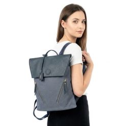 Plecak damski Rieker, połączenia materiału i skóry ekologicznej o nowoczesnej formie z klapą regulowanymi szelkami i praktycznymi kieszeniami zapinan. Niebieskie plecaki Rieker, bez wzorów, ze skóry ekologicznej. Za 259.00 zł.