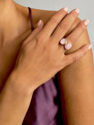 Les Petites Précieuses Pozłacany pierścionek z kwarcem różowym rozmiar: 58. Różowe pierścionki damskie Les Petites Précieuses, z kwarcem, pozłacane. Za 173.99 zł.