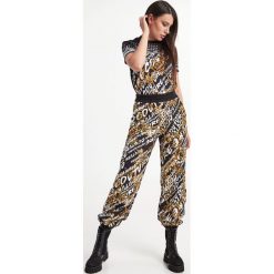 Spodnie dresowe VERSACE JEANS COUTURE. Spodnie dresowe damskie Versace Jeans Couture, m, bez wzorów, z dresówki. W wyprzedaży za 982.17 zł.
