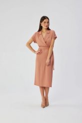 Elegancka sukienka ołówkowa z kołnierzem różana. Czerwone sukienki damskie Stylove, bez wzorów, z elastanu, biznesowe, bez ramiączek. Za 349.00 zł.
