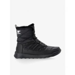 Buty zimowe damskie Sorel Whitney II Plus Lace WP. Czarne obuwie trekkingowe damskie Sorel, bez zapięcia. Za 407.99 zł.