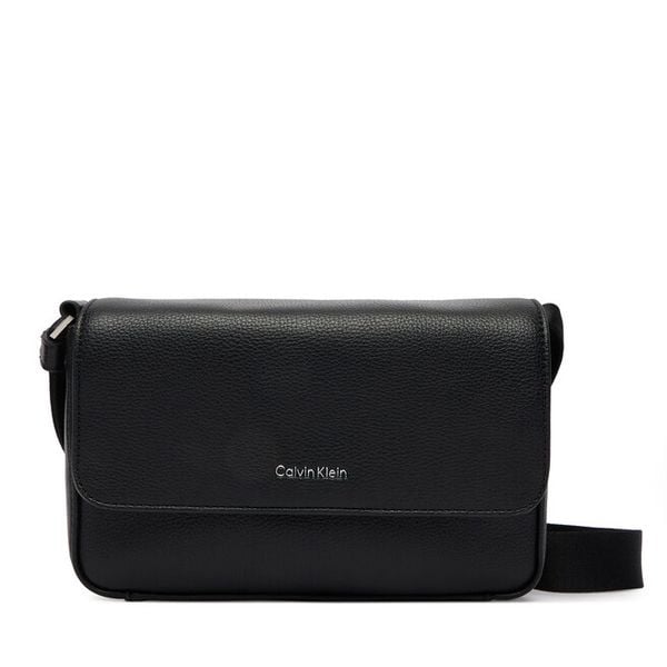 Torebka Calvin Klein. Czarne listonoszki damskie Calvin Klein, bez wzorów, bez dodatków. Za 269.99 zł.