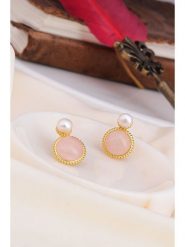 L'Atelier de Gaia Pozłacane kolczyki z perłami i kwarcem rozmiar: onesize. Białe kolczyki damskie L'Atelier de Gaia, z kwarcem, pozłacane. Za 43.99 zł.