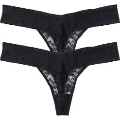 Stringi (2 pary). Czarne stringi bonprix, bez wzorów, z koronki. Za 47.99 zł.