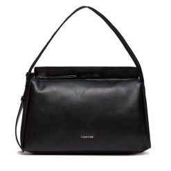 Torebka Calvin Klein. Czarne torebki klasyczne damskie Calvin Klein, bez dodatków. Za 379.99 zł.