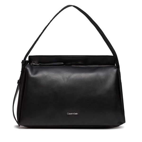 Torebka Calvin Klein. Czarne torebki klasyczne damskie Calvin Klein, bez dodatków. Za 379.99 zł.