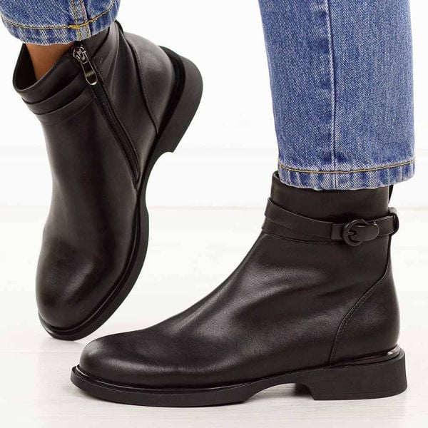 Czarne skórzane botki damskie Filippo Dbt7357/25. Czarne botki damskie Filippo, na jesień, z jeansu, eleganckie, z okrągłym noskiem, bez obcasa, na płaskiej podeszwie, bez zapięcia. W wyprzedaży za 343.14 zł.