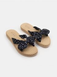 Klapki z dekoracyjną kokardą - czarny. Czarne klapki damskie Sinsay, bez wzorów, bez obcasa, bez zapięcia. Za 29.99 zł.
