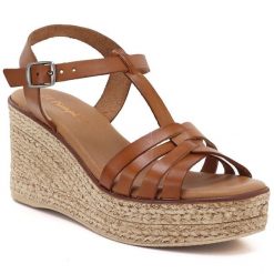 Skórzane sandały na koturnie camel El Pimpi 7002. Brązowe sandały damskie El Pimpi, bez wzorów, ze skóry, bez obcasa, na koturnie, bez zapięcia. Za 309.99 zł.