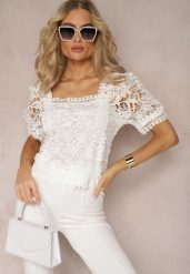 Biała Bluzka Aikeia. Białe bluzki damskie Renee, s, w ażurowe wzory, z koronki, eleganckie, bez kołnierzyka, bez ramiączek. Za 49.99 zł.