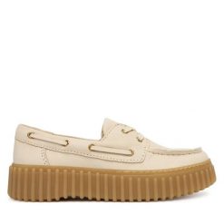 Półbuty Clarks. Białe półbuty damskie Clarks, bez wzorów, bez obcasa, na płaskiej podeszwie, bez zapięcia. Za 519.99 zł.