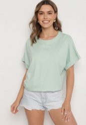 Jasnozielony T-shirt z Wiskozą o Kroju Nietoperza Tanariona. Zielone t-shirty damskie Born2be, bez wzorów, z jeansu, bez kołnierzyka. Za 64.99 zł.