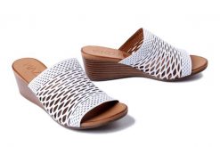 PIAZZA 900150-03 weiss, klapki damskie. Białe klapki damskie Piazza, w ażurowe wzory, ze skóry, bez obcasa, na koturnie, bez zapięcia. Za 209.93 zł.