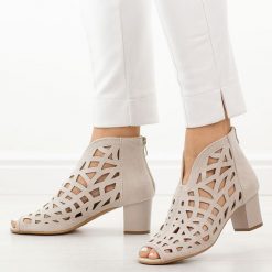 Beżowe zamsz sandały damskie na obcasie z zakrytą piętą M.Daszyński 1954-15. Brązowe sandały damskie M.Daszyński, w ażurowe wzory, z materiału, bez obcasa, na obcasie, bez zapięcia. Za 189.00 zł.