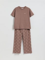 Dwuczęściowa piżama w serca - brązowy. Brązowe piżamy damskie Reserved, bez wzorów, z bawełny, bez ramiączek. Za 79.99 zł.