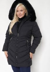 Czarna Długa Pikowana Kurtka z Kieszeniami i Kapturem z Futerkiem z Możliwością Odpięcia Mazirae. Czarne kurtki damskie Born2be, na zimę, plus size, bez wzorów, z jeansu. Za 129.99 zł.