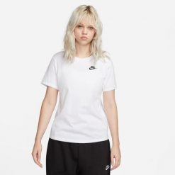Koszulka sportowa damska Nike Nsw Tee Club. Białe koszulki sportowe damskie Nike, bez wzorów, z bawełny, bez ramiączek, na fitness i siłownię. Za 225.00 zł.