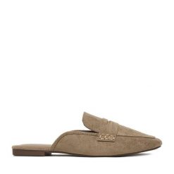 Klapki JENNY. Brązowe klapki damskie Jenny, bez wzorów, bez obcasa, bez zapięcia. Za 119.99 zł.