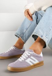 Jasnofioletowe Sneakersy Kultowe Tenisówki Zdobione Przeszyciami Eveltewia. Fioletowe obuwie sportowe damskie Renee, z aplikacjami, z jeansu, bez zapięcia. Za 79.99 zł.