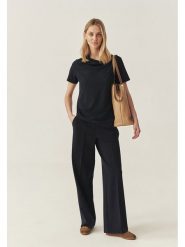 TATUUM Koszulka w kolorze granatowym rozmiar: L. Niebieskie bluzki damskie TATUUM, l, bez wzorów, bez kołnierzyka, bez ramiączek. Za 126.45 zł.