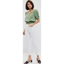 Jeansy białe mom fit. Białe jeansy damskie MOODO, z podwyższonym stanem. W wyprzedaży za 47.99 zł.